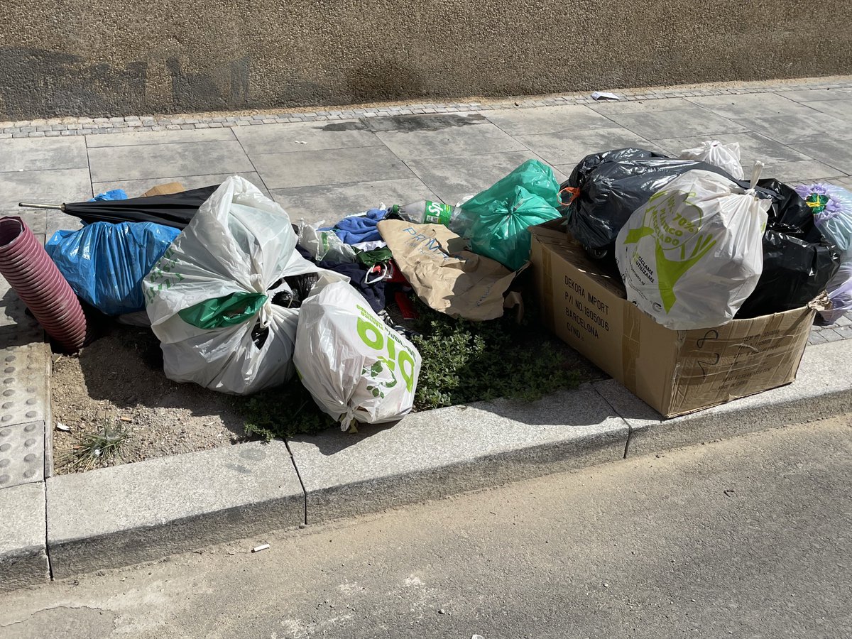 pichiflus1's tweet photo. Barrio Pradolongo de Usera. Da igual por donde vayas. QUÉ VERGÜENZA DE @ppopular Y DE ALCALDE @AlmeidaPP_ A LA @jmd_usera NI SE LA ESPERA. @SoniaCQ @Mtnezparamo https://t.co/JYp3zStkgl