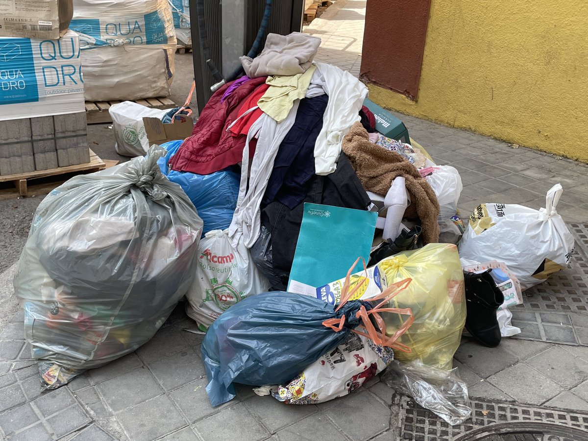 pichiflus1's tweet photo. Barrio Pradolongo de Usera. Da igual por donde vayas. QUÉ VERGÜENZA DE @ppopular Y DE ALCALDE @AlmeidaPP_ A LA @jmd_usera NI SE LA ESPERA. @SoniaCQ @Mtnezparamo https://t.co/JYp3zStkgl