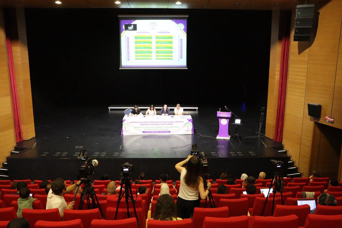 Dem Parti Çocuk Komisyonu tarafından organize edilen "Çatışma Çözümü Süreçlerinde Çocuk" konulu Konferansa katılım sağladık.

Çocuk komisyonu sözcümüz Av. Cihan Kaya "Savaş ve Çatışma Süreçlerinde Tanıklık" başlıklı oturumu modere etti. Bu önemli çalışmada emeği geçenlere