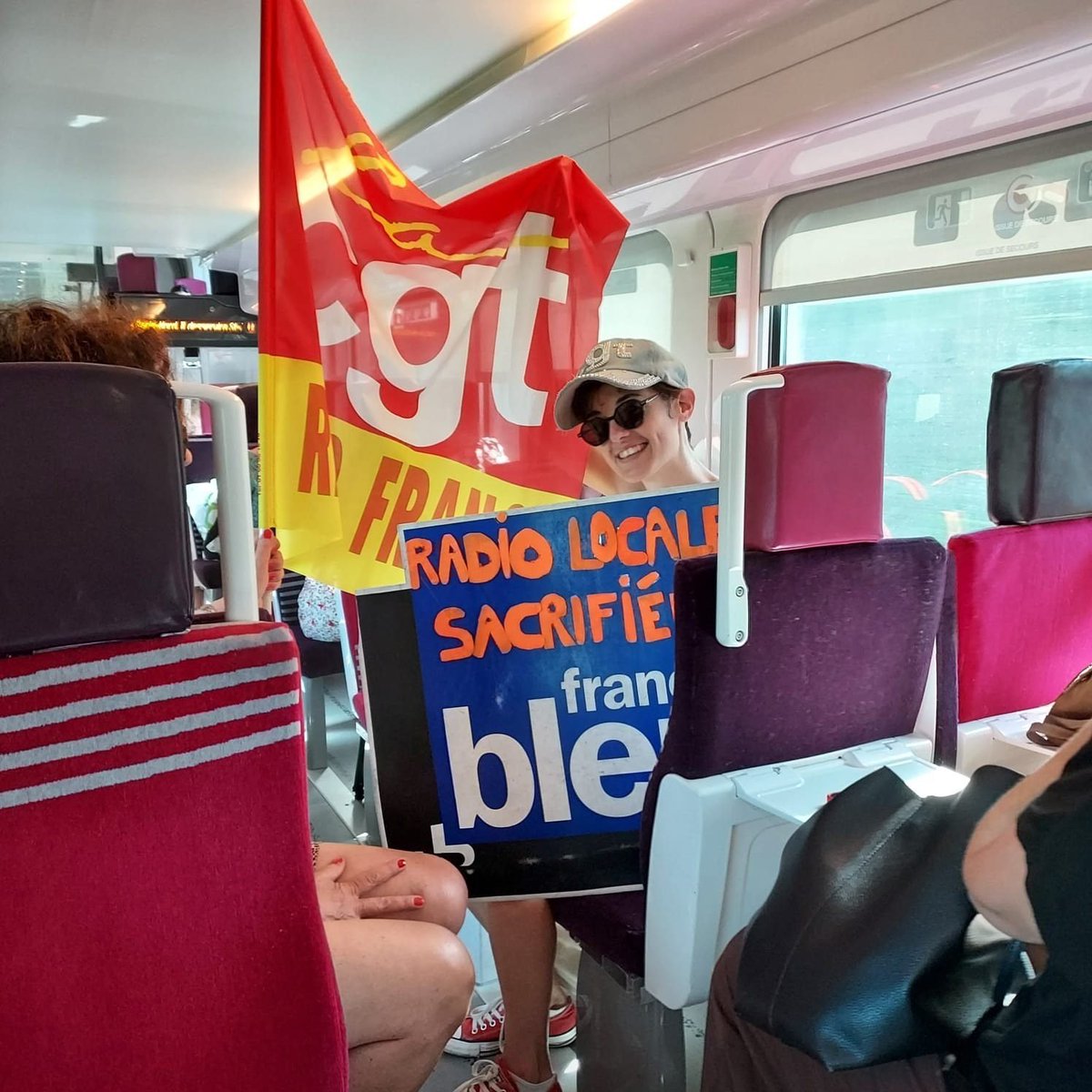 AlbanAZAIS's tweet photo. Ce matin, on m’a demandé pourquoi je me mobilisais… alors que je bosse pas dans l’Audiovisuel Public 😆
Mais l’Audiovisuel Public, c’est pas “leur” affaire… c’est la nôtre à toutes et tous !
C’est un bien commun, un pilier de la création, un moteur pour des milliers de salarié·es dans les boîtes de prod privées.
Et puis franchement… elle est pas belle, notre grande famille ? 🥰
Fier d’être à vos côtés ! 💪