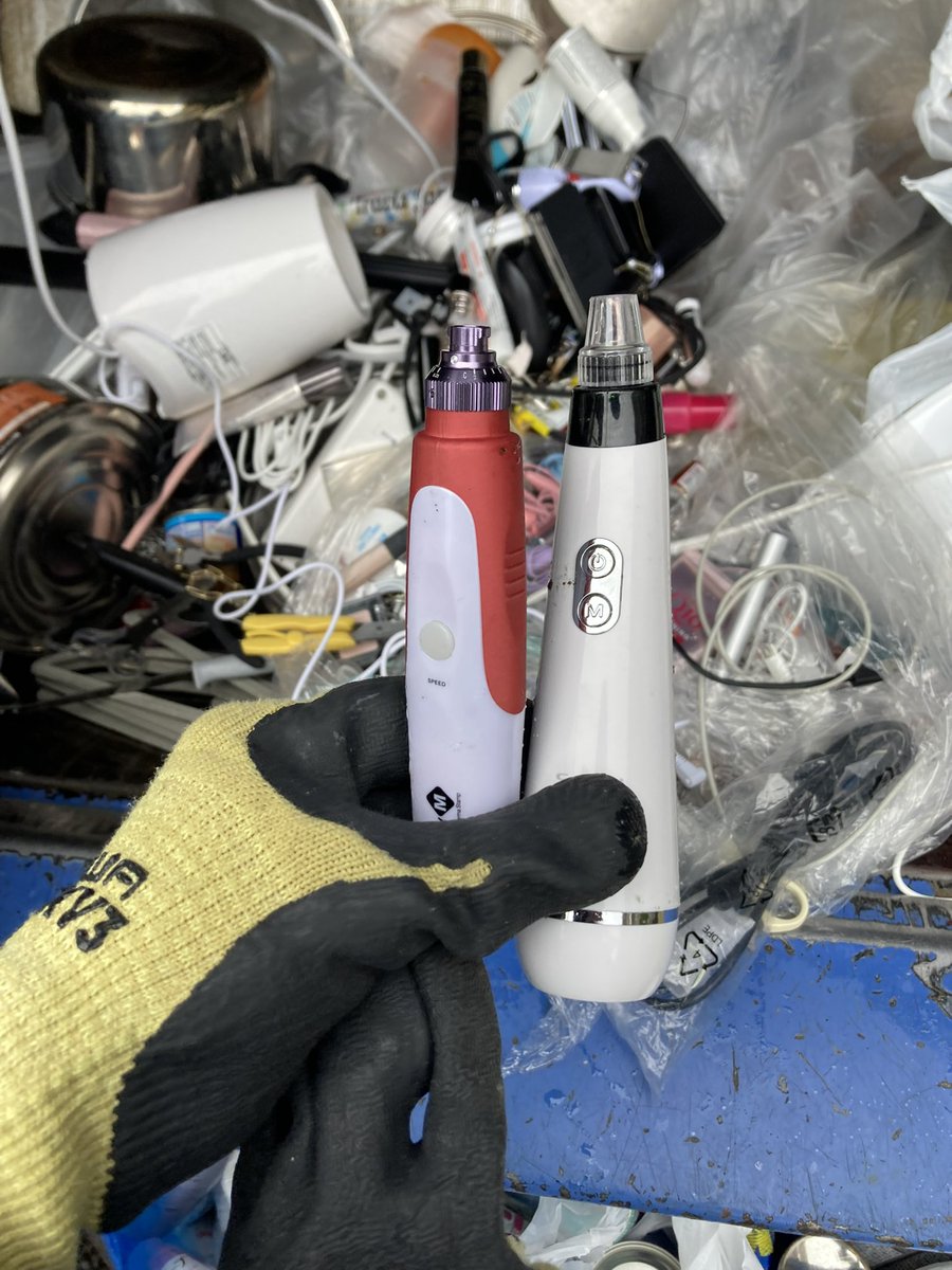 gomihatakara's tweet photo. 【To enjoy traveling Japan】
If you don't take out the garbage properly, the cleaners may be in danger. If lithium-ion batteries are thrown away as garbage without following the rules, they may burn.
#WelcomeToJapan #EthicsInTravel #RespectLocalRules #TravelWithCare https://t.co/MTQyosa4f5