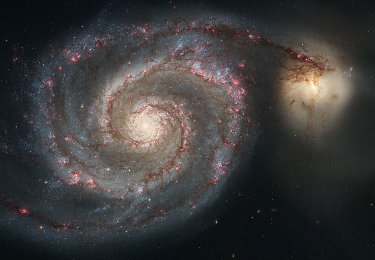 M51 Stergoumoulenn an Droenn 

Dizoloet gant Charles Messier e 1773  

Rummad : SA C 
Pellder : ∼27,4 milion a vloavezhioù-gouloù diouzhimp e steredeg ar Chas 
Meurez manat : 8,4  

#bzhg #steredoniezh 

📷<a href="/NASAHubble/">Hubble</a>
