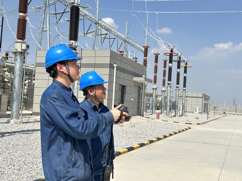 ShaanxiPlus's tweet photo. #StateGrid Shaanxi Takes Primary Responsibility for Power Supply, Ensuring a Cool Summer for Shaanxi Residents. #GuardianofLight
details:https://t.co/4Y1kUN0BJz https://t.co/nskqXC6r8o