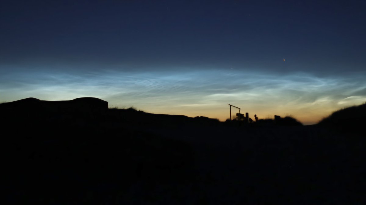 WNapBaukema's tweet photo. Het komt niet zo vaak voor, hadden we toch even geluk rond middernacht #lichtendenachtwolken boven #Ameland #Engelsmanduin #JanRoepesheide @parckoudenburg https://t.co/AbP8UQwfao