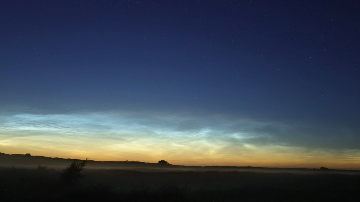 WNapBaukema's tweet photo. Het komt niet zo vaak voor, hadden we toch even geluk rond middernacht #lichtendenachtwolken boven #Ameland #Engelsmanduin #JanRoepesheide @parckoudenburg https://t.co/AbP8UQwfao