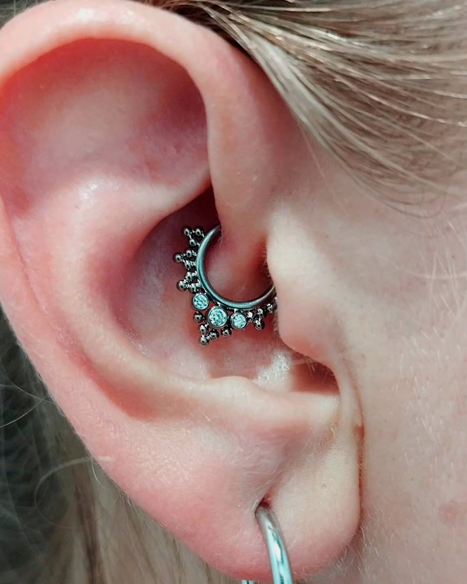 ccplazadealuche (@ccplazadealuche) on Twitter photo ✨ <a href="/aluchetattoo/">aluche tattoo</a> cuida cada detalle de tus piercings.
Así luce una joya nueva en el piercing #daith ya cicatrizado: elegante, brillante y con mucho estilo ¿Pensando en cambiar la tuya? Pásate por el estudio y asesórate con los mejores. ✨ <a href="/aluchetattoo/">aluche tattoo</a> cuida cada detalle de tus piercings.
Así luce una joya nueva en el piercing #daith ya cicatrizado: elegante, brillante y con mucho estilo ¿Pensando en cambiar la tuya? Pásate por el estudio y asesórate con los mejores.
