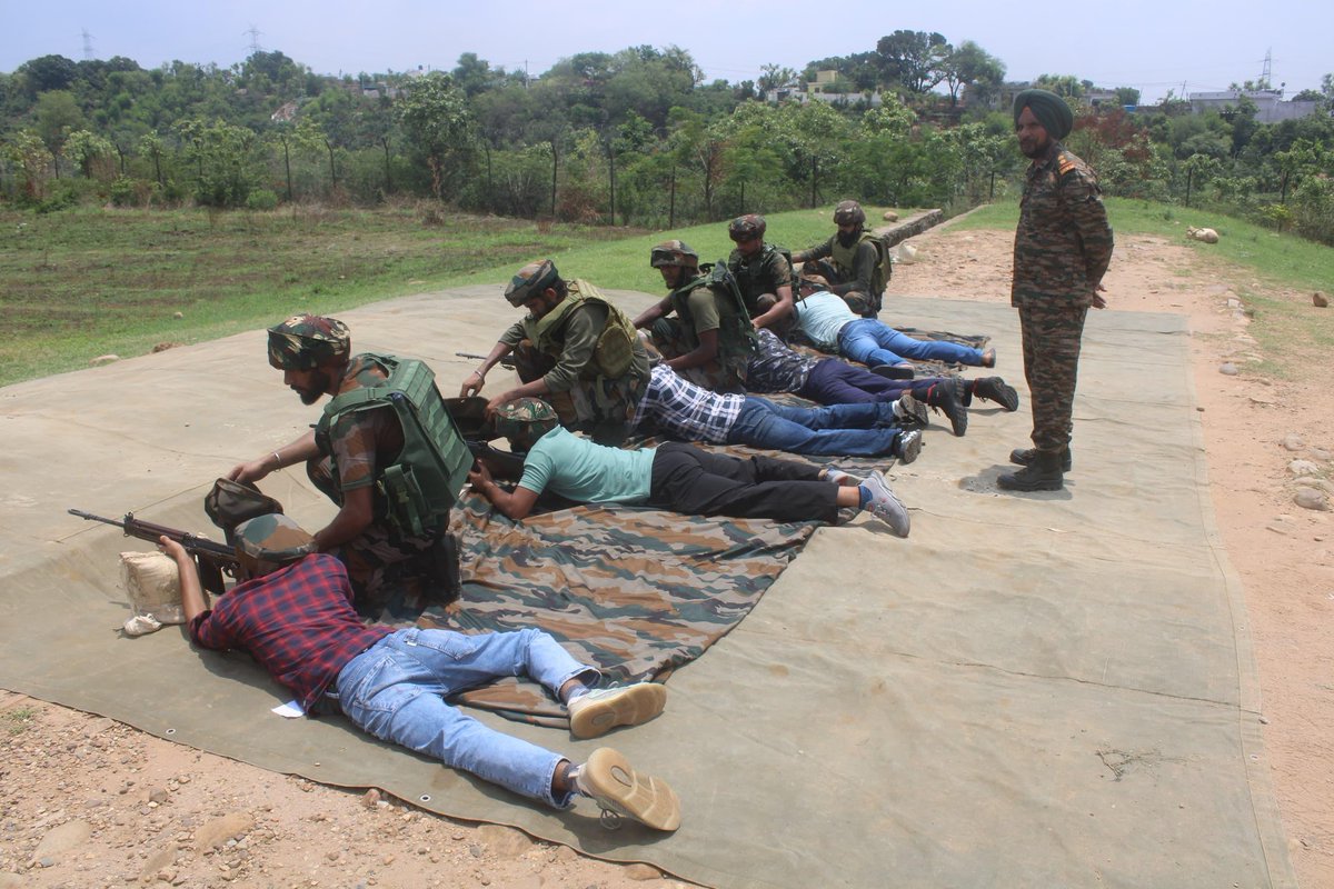 RisingStarCorps's tweet image. #StrongAndCapable

*Empowering Communities, Strengthening Security*!

#GurjDivision conducted weapon training for #VDGs at Border Areas of #Samba reaffirming the commitment to strengthen #security &amp;amp; self reliance in Border villages.

@adgpi
@WesternComd_IA
@JmuKmrPolice