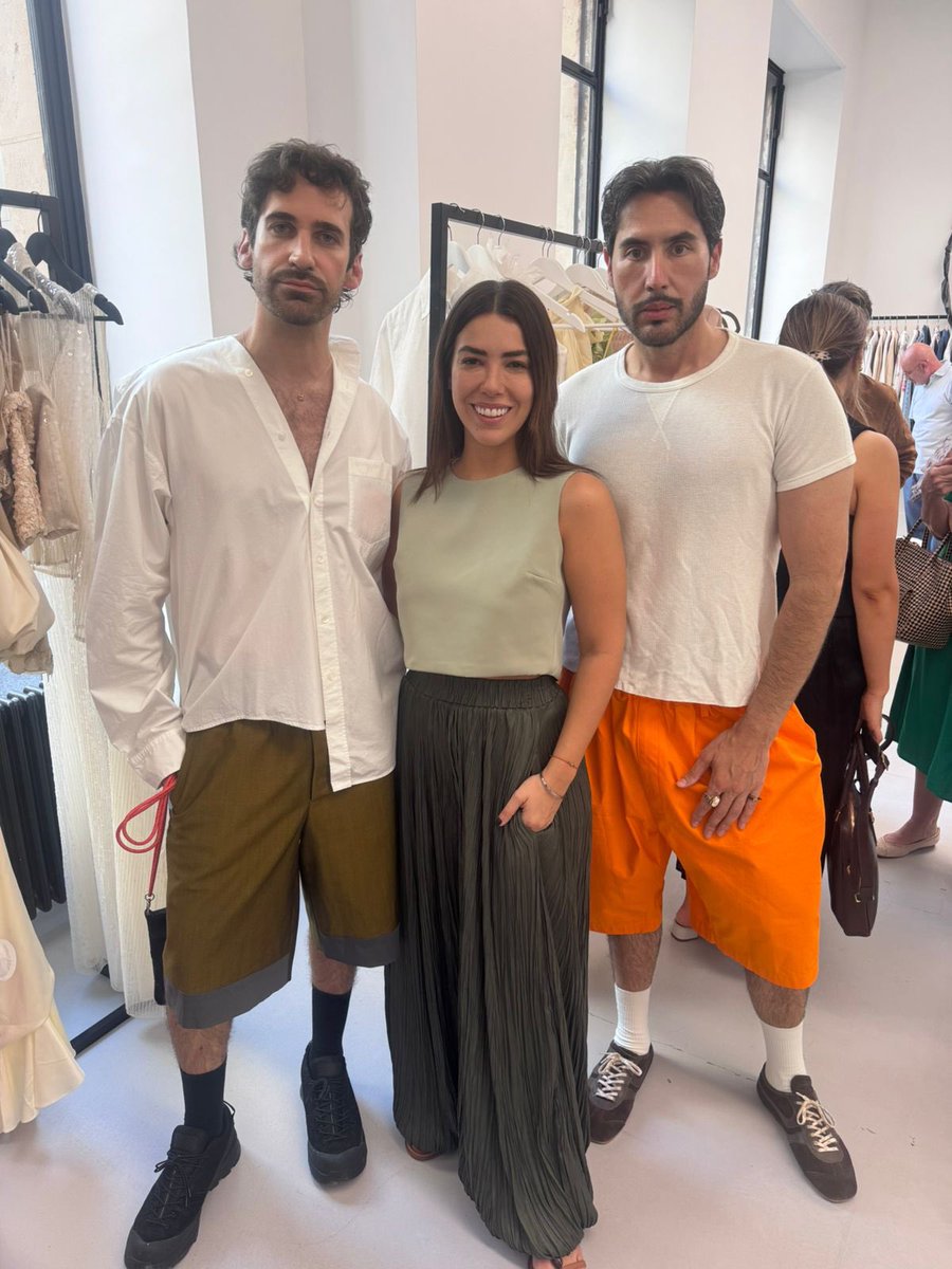 Fue un placer acompañar a la diseñadora 🇵🇾 @jara_ilse durante la presentación de la colección Nenú en el marco del #PFW.
En el showroom, compartió el delicado proceso creativo que involucra a artesanas locales y busca posicionarse en nuevos mercados 🗺️ con variadas propuestas.
