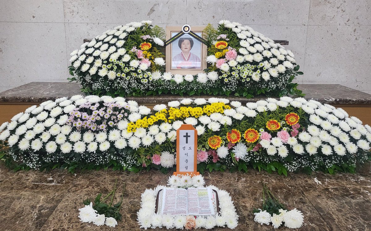 My grand mother passed away. 3 years ago, when my grand father passed away, I couldn't be there because of a tournament. But this time, I was able to comfort my grandmother in her final moments that I can go abroad relieved. I love you and I'll miss you, grandma.