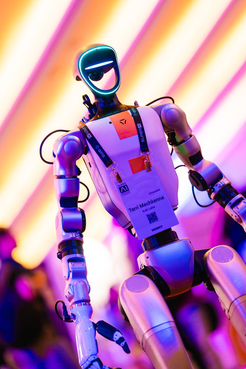 MechKenna's tweet image. Thanks @superai_conf photographer for making me look like I've achieved the singularity already. ✨
