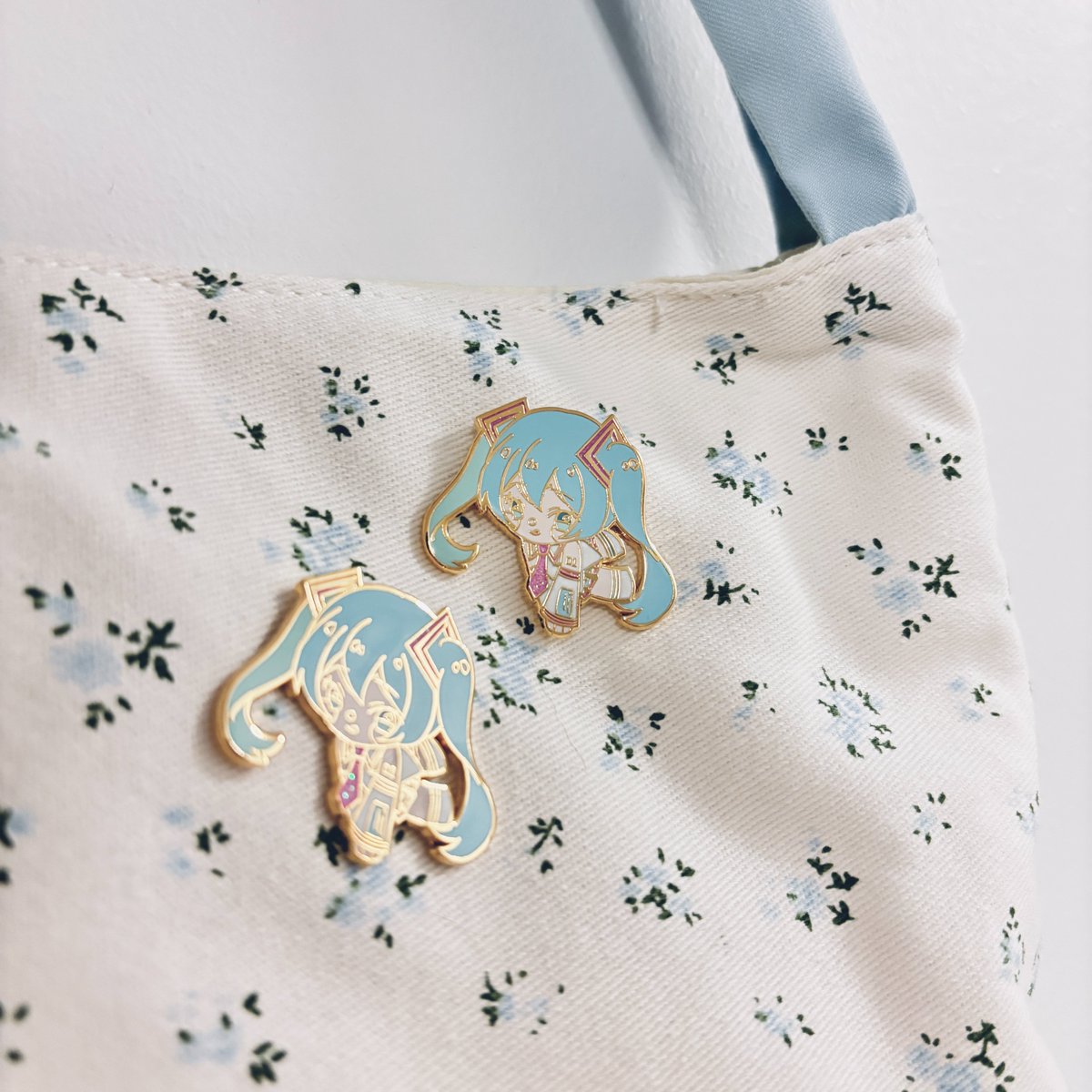 yukomeow_'s tweet image. My very first enamel pin!!💖
Thanks to @GS_Promo_Inc for producing amazing Miku pin for me, I’m so happy with how it turned out!! ✨
#enamelpin #custompins #gsjj