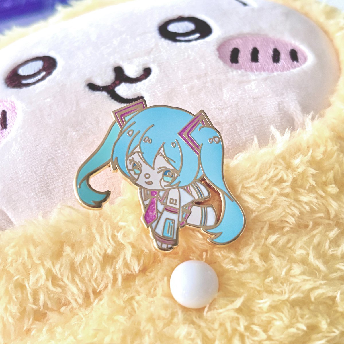 yukomeow_'s tweet image. My very first enamel pin!!💖
Thanks to @GS_Promo_Inc for producing amazing Miku pin for me, I’m so happy with how it turned out!! ✨
#enamelpin #custompins #gsjj