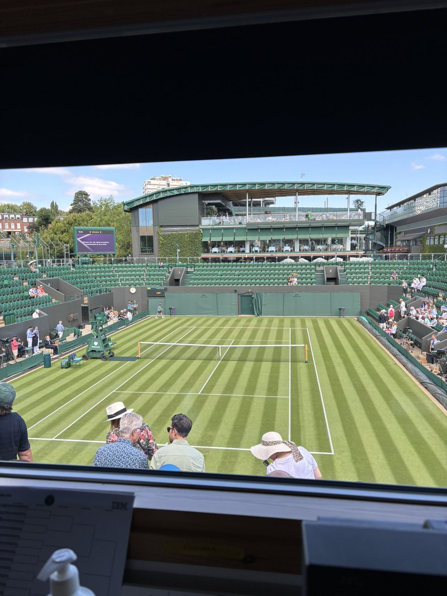 Jodurie's tweet image. Wimbledon looking absolutely stunning today. Waiting for Kartal v Ostapenko Court 3 but there are Brits 🇬🇧 everywhere you look @BBCSport