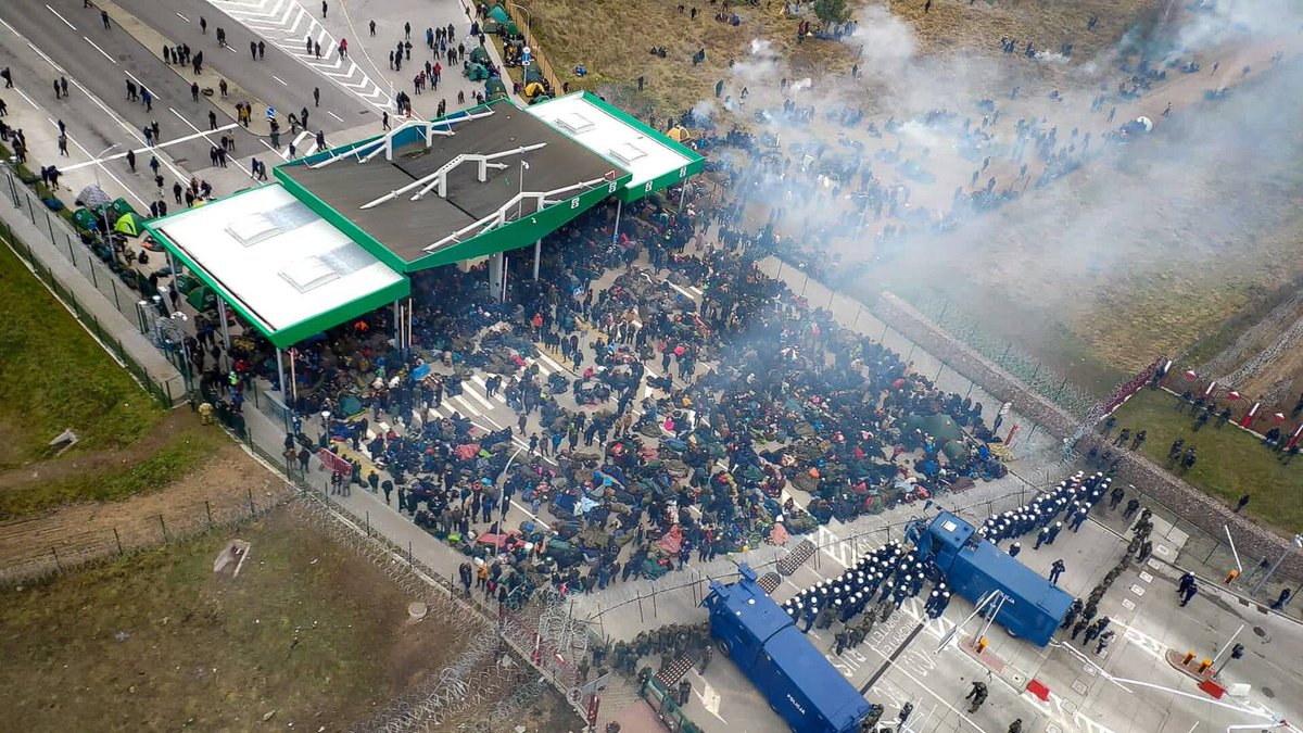 MrJohnBingham's tweet image. Nigdy nie zapomnijmy kto bronił polskich granic i kto atakował obrońców polskich granic.