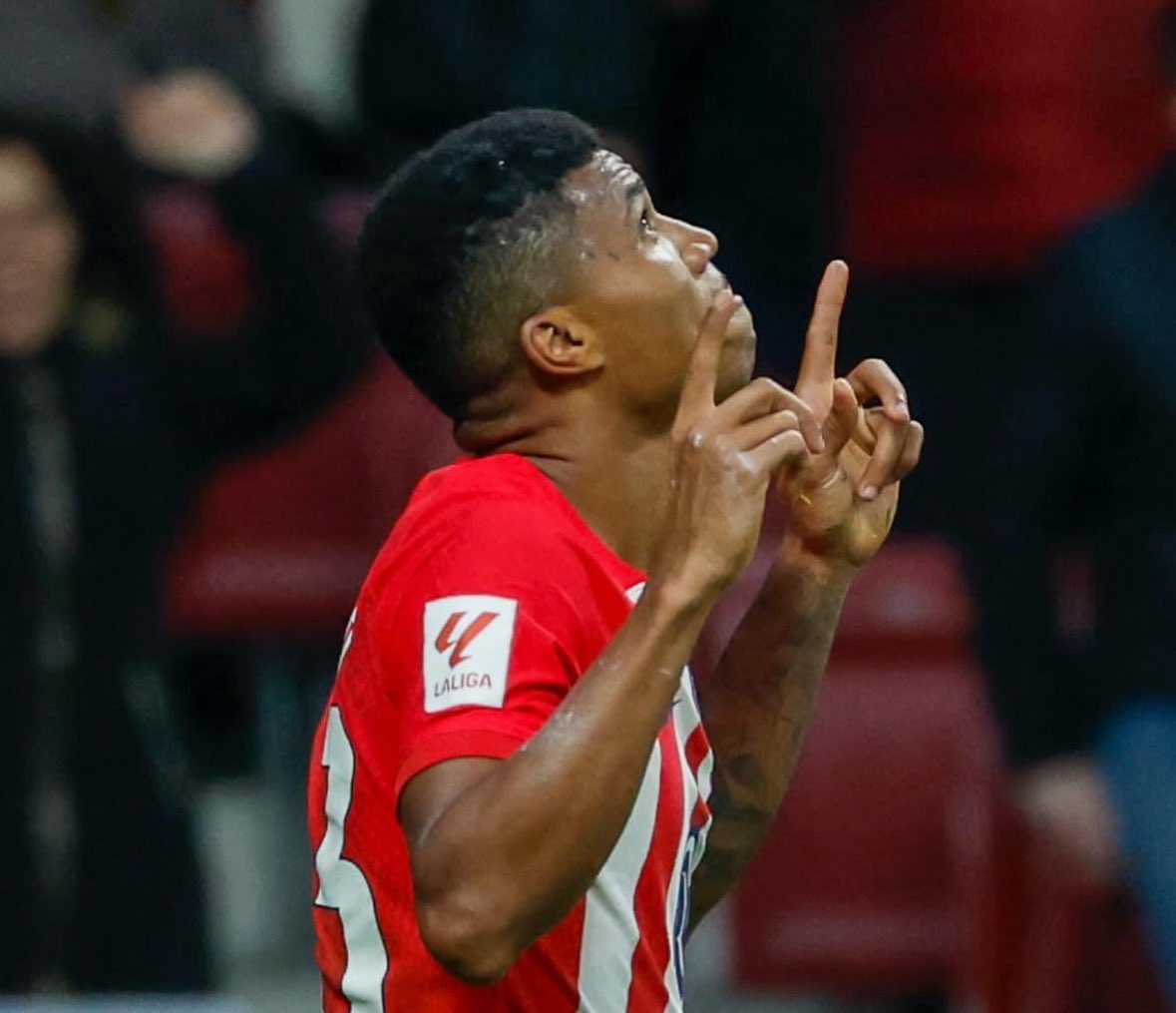 🔴⚪️🇲🇿 Reinildo Mandava signs in at Sunderland on a two year contract, as revealed yesterday.