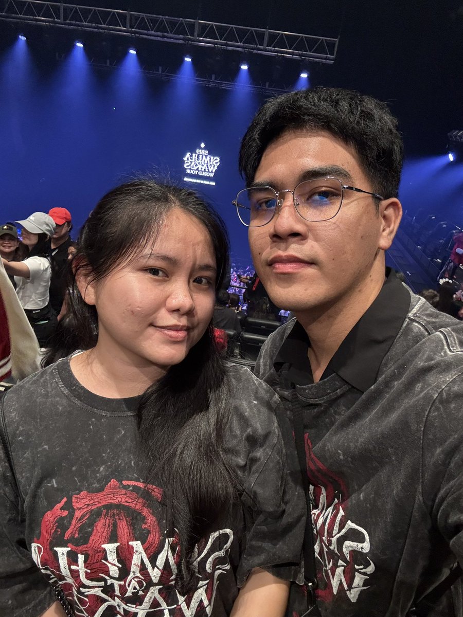 iamjoyaaaaa's tweet photo. Asawa kong sobrang supportive sa pagiging A’tin ko, a’tin na rin ngayon 🤭 ang saya lang na pareho na kami ng sinusuportahan ngayon 🥰💙 

@SB19Official #SimulaAtWakas #SaWWorldTourTaipei https://t.co/OhiojsuWN1
