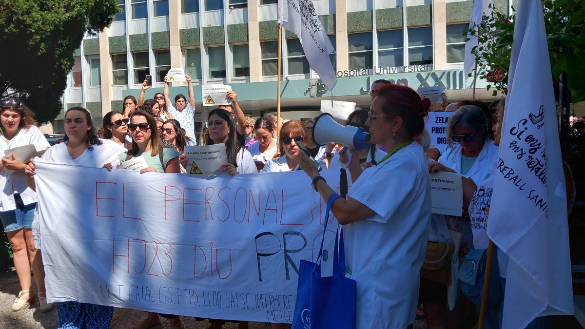 Gio Gonzales (@gonzas_g) on Twitter photo Protesta convocada per sindicats a les portes de l'Hospital Joan XXIII. El personal denuncia la greu situació que està patint. Responsabilitza els problemes, com la manca de personal, els llits tancats i la desorganització tant a la direcció del centre com l'ICS.
<a href="/DiariSanitat/">Diari de la Sanitat</a> Protesta convocada per sindicats a les portes de l'Hospital Joan XXIII. El personal denuncia la greu situació que està patint. Responsabilitza els problemes, com la manca de personal, els llits tancats i la desorganització tant a la direcció del centre com l'ICS.
<a href="/DiariSanitat/">Diari de la Sanitat</a>