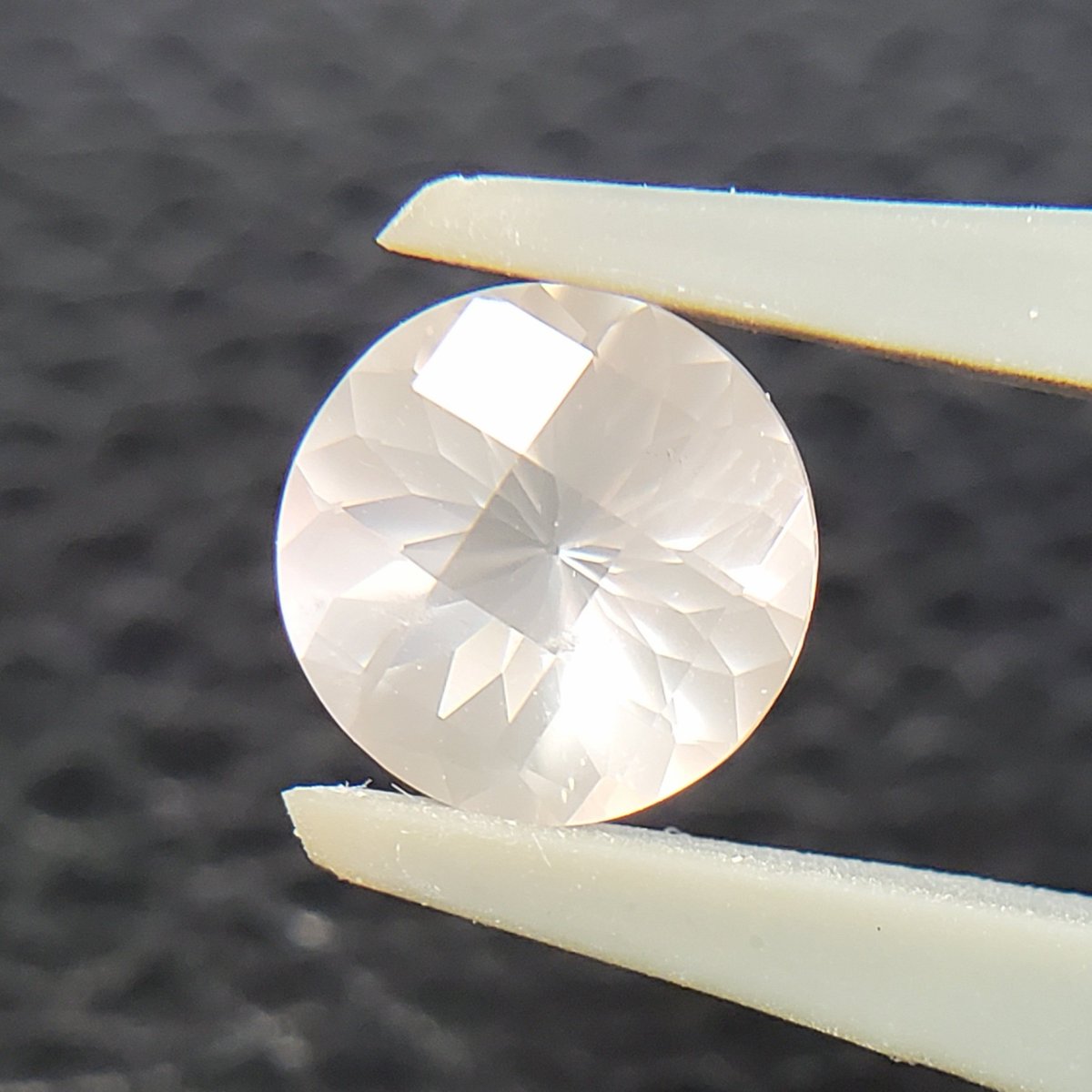 oasis_gem1111's tweet image. ムーンストーン 0.82ct
スリランカ・ウダワラウェ産🇱🇰

美しいファセットカットが施されたムーンストーンシリーズ。

オレンジ色の美しいシラーと奥からわき上がるオレンジのテリが魅力的。
美しいファセットカットがまるで重なりあう花びらのよう✨

本日20時アップです❣️

#moonstone