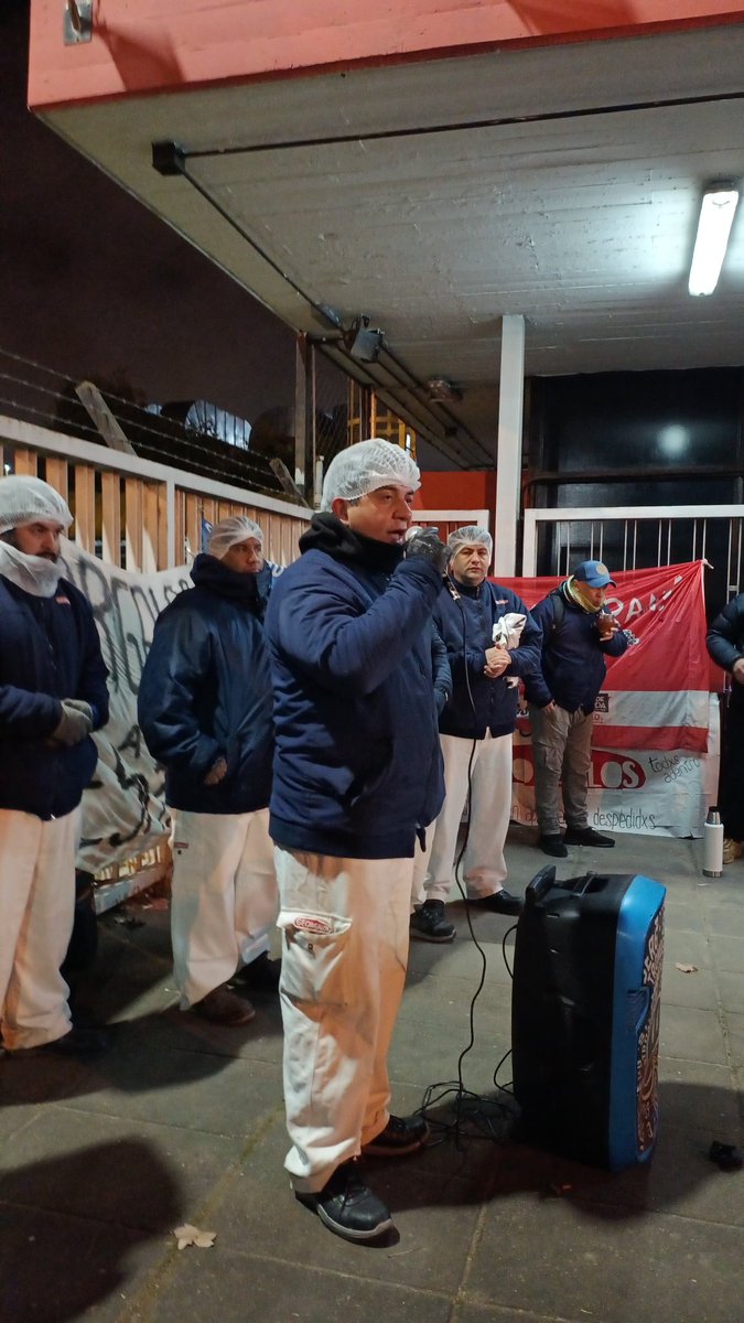 NicolasdelCano's tweet photo. Estamos presentes en una nueva protesta frente a los despidos en Georgalos. La empresa ataca el derecho a huelga para avanzar con la reforma laboral. El gobierno de Kicillof y el ministerio de trabajo de la provincia tienen que obligar a la empresa a cumplir la ley y anular los despidos ilegales. Hay que unir todas las peleas y derrotar el plan de Milei, las grandes patronales y sus cómplices.
