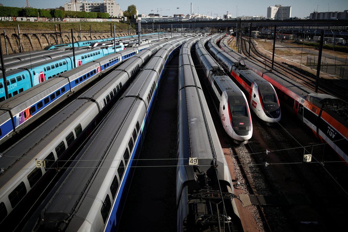 Durant le grand confinement du printemps 2020, une partie des =>#TGV qui ne circulaient plus sur le sud-est étaient stockés à => #CharentonlePont (94).
📷Benoît Tessier, source : latribune.fr