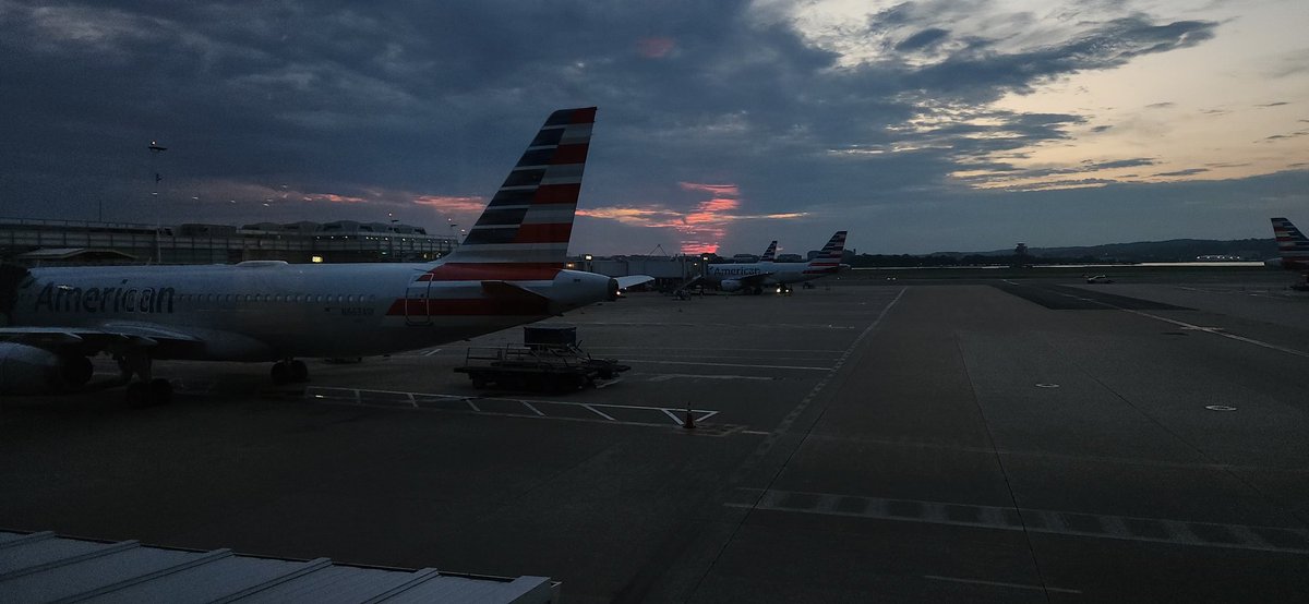 love_corey's tweet image. GM the beautiful sunrise from @Reagan_Airport @TuckerFox5 @Conthescene @MikeTFox5 @MatthewCappucci @TaylorGrenda @gwenfox5dc @caitlinrothfox5 @JenDelgadoFOX @accuweather @weatherchannel @capitalweather