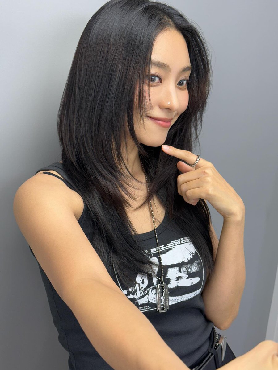 Jhyoniecorn's tweet photo. [BORASTAGRAM] 250630 #BORA

borabora_sugar: Purple Day 💜
I had fun 🤭
#violetsummer https://t.co/7KRGYAEwsj