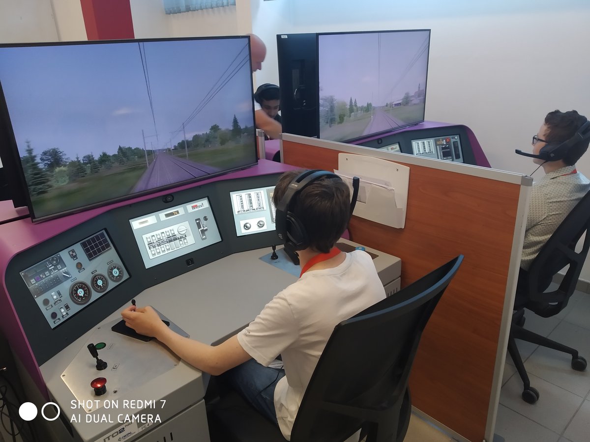 Steph_Dommange's tweet image. Clap de fin pour l’opération #1élève1stage en #GrandEst ! ...et en particulier pour les 75 élèves de seconde de notre région, accueillis par le @GroupeSNCF pour une immersion terrain à Reims, Metz et Mulhouse, au plus près de nos métiers.
Du 16 au 27 juin, et grâce à la…