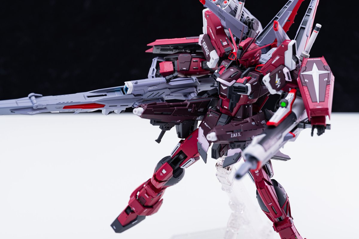 for_riner's tweet photo. MG1/100 ブラストインパルス完成しました！
今回はより火力に特化したルナマリア専用ブラストインパルスをイメージして製作しました。
肩部を大型化し小型シールドを両腕に装備しオルトロスをサブ武器として腰に装備しました。
色は劇場版のルナマリアの軍服とガナザクのカラーを元に配色しました。 https://t.co/x7mrZx89mG
