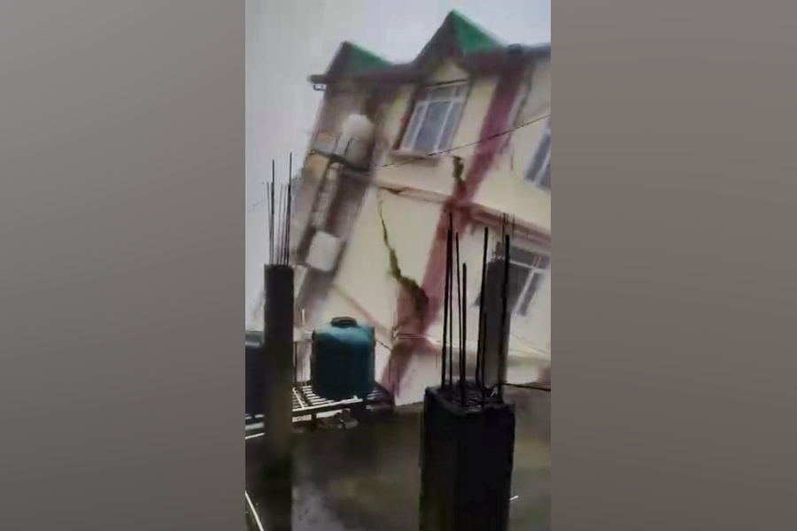 ttindia's tweet photo. #Monsoon chaos in Himachal: Five-storey building collapses in Shimla, #cloudburst sweeps away cowshed in Rampur

https://t.co/lXYR4kdtw6 https://t.co/nzbVICA9Zh