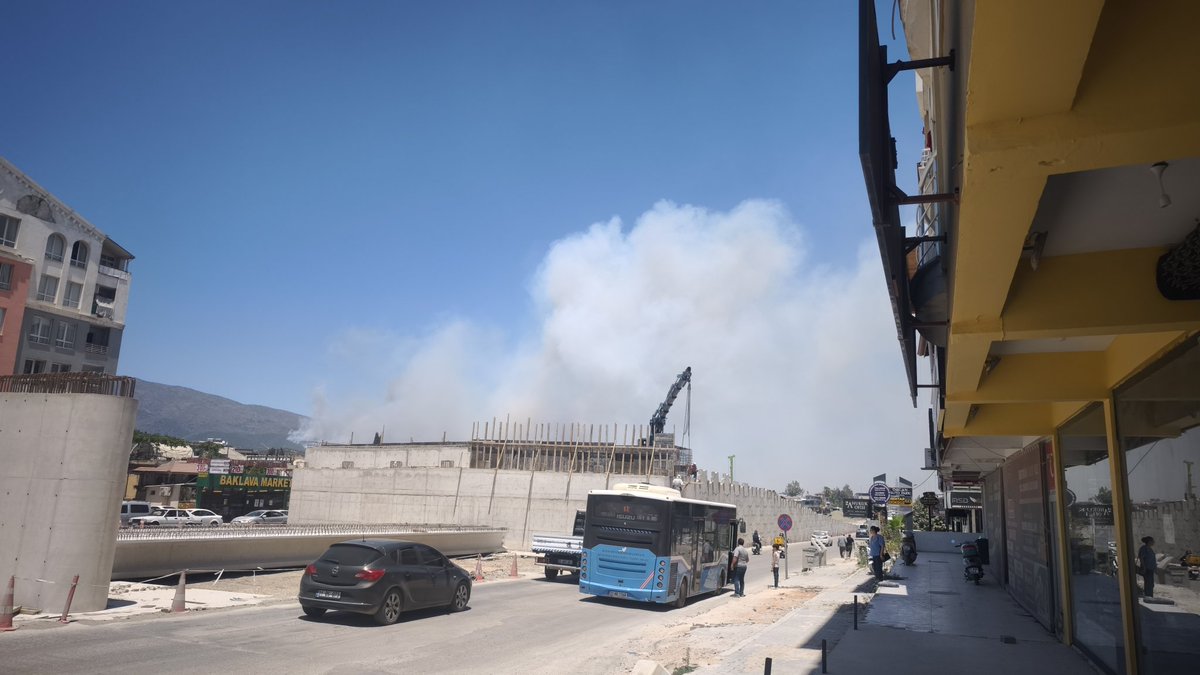 Antakya Ekinci kavşağından çektim.. Bu rüzgar ile kontrol altına alınması çok zor. Yangın çok hızlı ilerliyor duman ve kül hissediliyor.