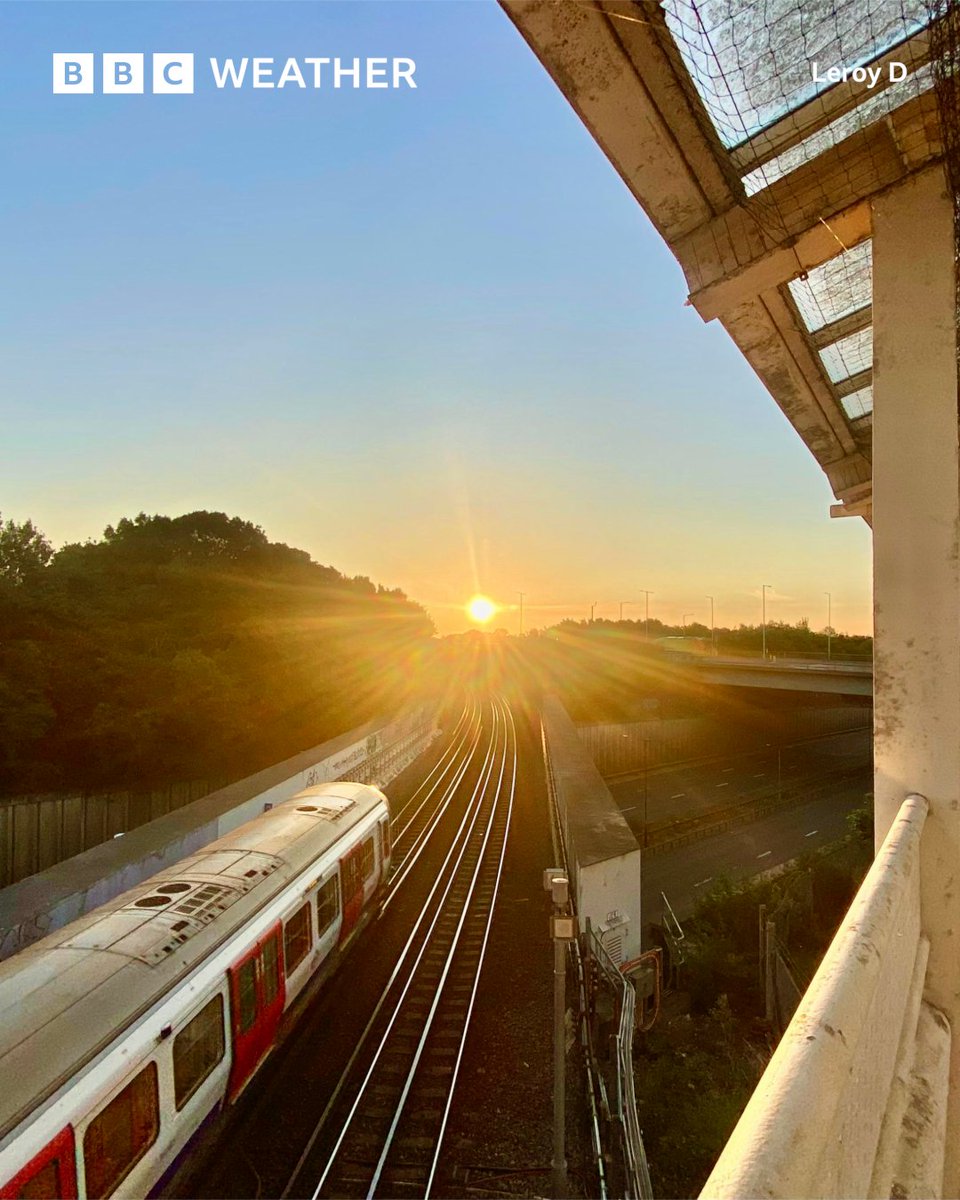Temps are hitting 33°C today - but it could feel more like 36°C (or hotter) in parts of the capital ☀️

Tips to stay safe in the heat ➡️ bbc.in/3TMy4Rt
