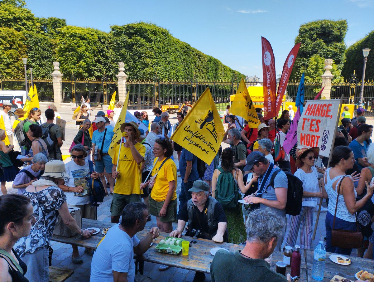 #NONppduplomb : c'est parti parti pour le banquet paysan place André Honnorat, devant les grilles du jardin du Luxembourg. La CMP doit rejeter ce texte rétrograde qui va condamner l'agriculture paysanne !! ✊✊