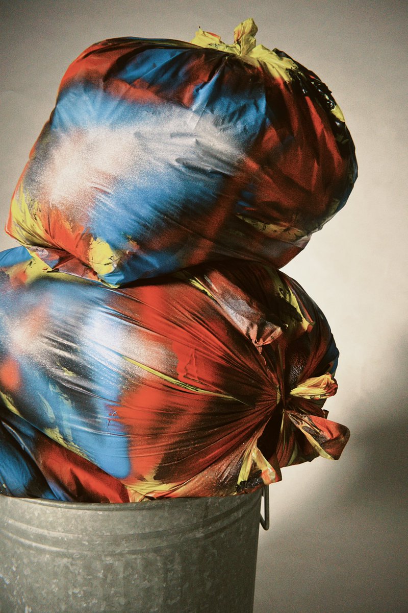 大学の課題で作った   

ビニール袋の中に服  スプレー塗装