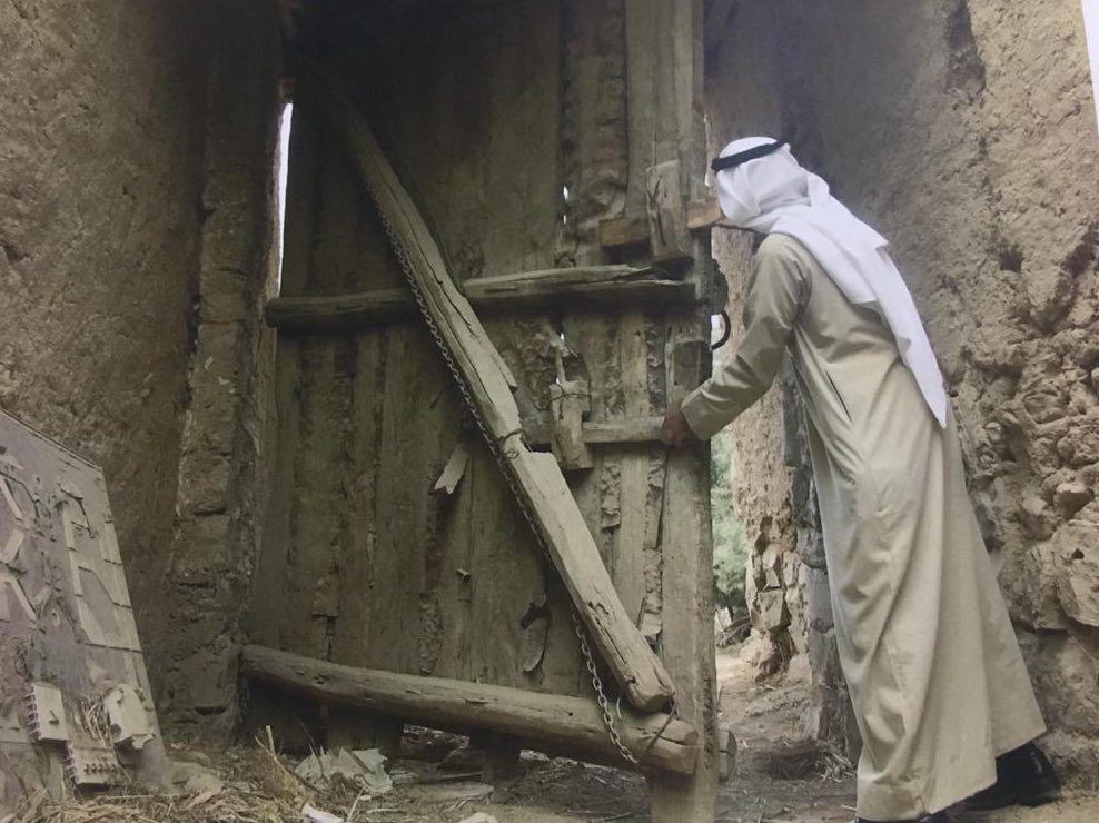 الأبواب النجدية :
يصنع الباب النجدي قديماً من جذوع النخل والعوارض من أشجار الأثل النجدي ويمتاز الباب بقوته وجماله. حيث تقطع الأخشاب إلى شرائح تسمى الفلوج تصف جنباً إلى جنب على ثلاث عوارض من خشب الأثل أما ما يحمل الباب يسمى الصاير ويرتكز الباب على نقيره من الحجر لكي لا تتأكل واما