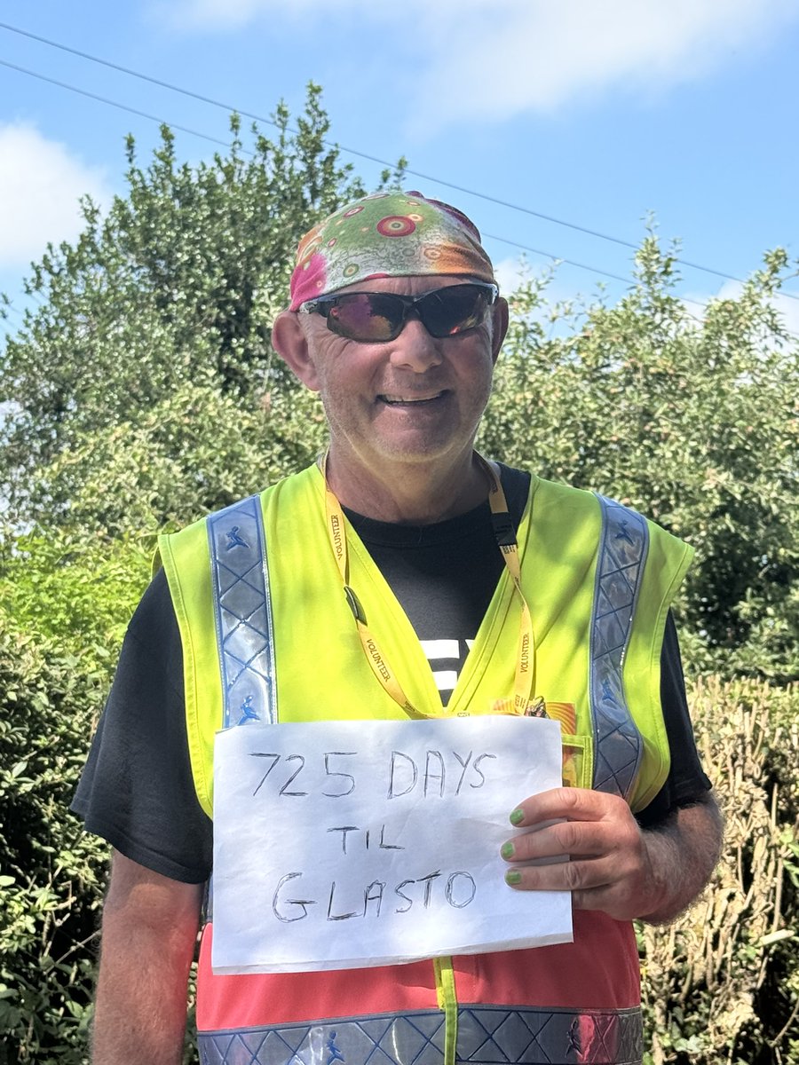 FrazJ's tweet image. Well that’s a wrap on an incredible week. Glastonbury - as ever - you have been amazing. Fallow year next year, so we will see you in 2027. I’ll leave you with this hopeful message from one of the volunteers as we left the site 🎈💃🏼 #Glastonbury2025