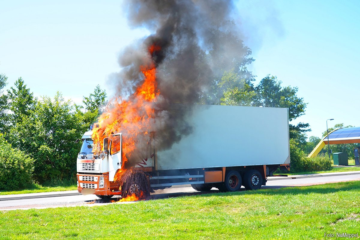 Vrachtwagen in brand langs A28