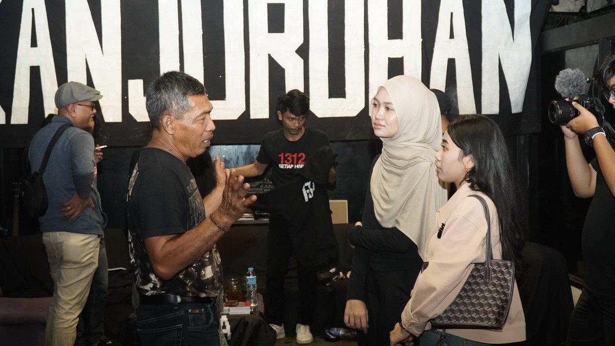 Pak bambang said : “ mba umur berapa ?”
“Kalau anak saya masih hidup pasti seumuran mbaknya” 
Setiap liat perempuan pakai jilbab pak bambang selalu inget anaknya🥺💔

#TetapkanTragediKanjuruhanSebagaiPelanggaranHAMBerat