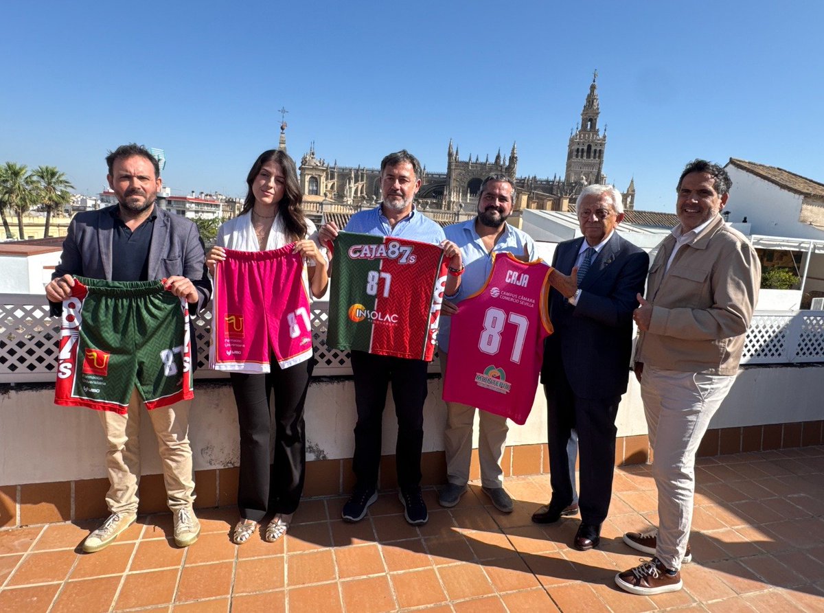 camaradesevilla's tweet image. 🏀El @caja87basket presenta su nueva ‘piel’ en la @camaradesevilla que cuenta con el patrocinio del #CampusCámara🏀.

👕 #Verdirrojo como local y #magenta como visitante serán los colores que portará el @caja87basket la próxima temporada en Segunda FEB. 

✅Salvador Fernández,