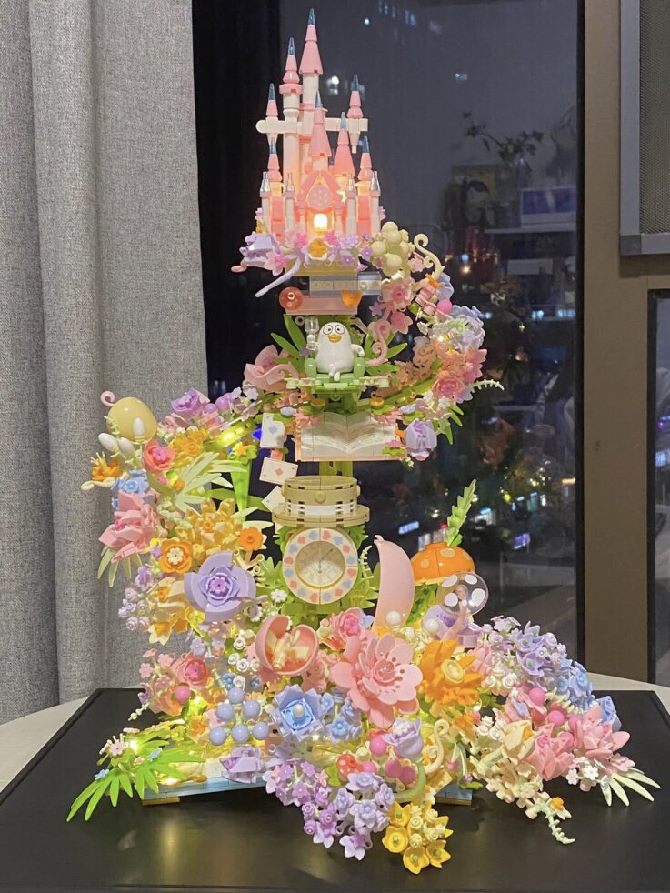 heart_jpg's tweet photo. lego flowers castle https://t.co/eHgABwowbB