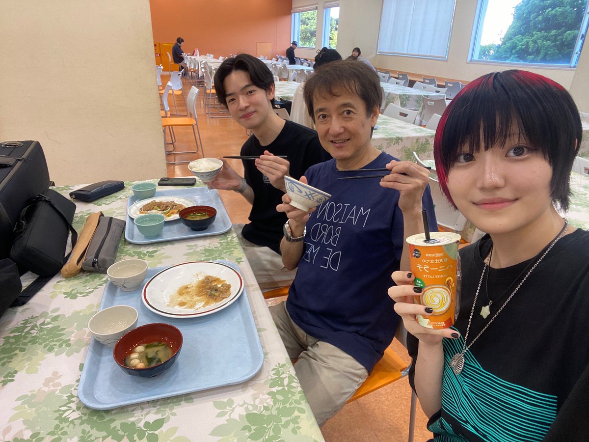 本日は！
本田先生のテーブルにお邪魔しちゃいました♪そして青柳先輩も！
色んなお話ができて楽しかったﾃﾞｽ💫
お二人が食べていた"生姜焼き定食"今となって食べればよかったと後悔してます…笑
#昭和音大
#昭和音大学食