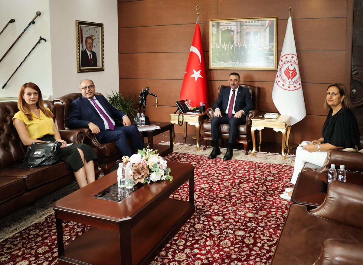 BM Uluslararası Çalışma Örgütü (ILO) Türkiye Direktörü Yasser Hassan, Kıdemli Proje Koordinatörü Ayşegül Özbek Kansu ve Çocuk İşçiliği Uzmanı Ala Yılmazsoy, Vali Osman Hacıbektaşoğlu’nu  Ziyaret Etti

Ziyarette Uluslararası çalışma örgütünün faaliyetleri, çocuk işçiliği, kayıt