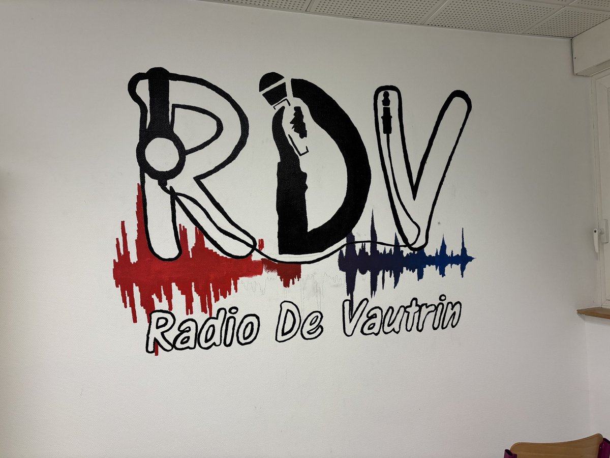 La <a href="/RadioDeVautrin/">RDV : Radio De Vautrin</a> du collège <a href="/clgVautrinLud/">Collège Vautrin Lud</a> , ce n’est pas que du son ! 
L’équipe decore aussi son studio d’enregistrement. Le logo prend vie sur les murs !!!
On attend vos avis !!!
<a href="/Dsden88/">DSDEN des Vosges</a> <a href="/pf_mourier/">PF MOURIER</a> #TNE88
<a href="/dane_nancy_metz/">DRANE Nancy-Metz</a>