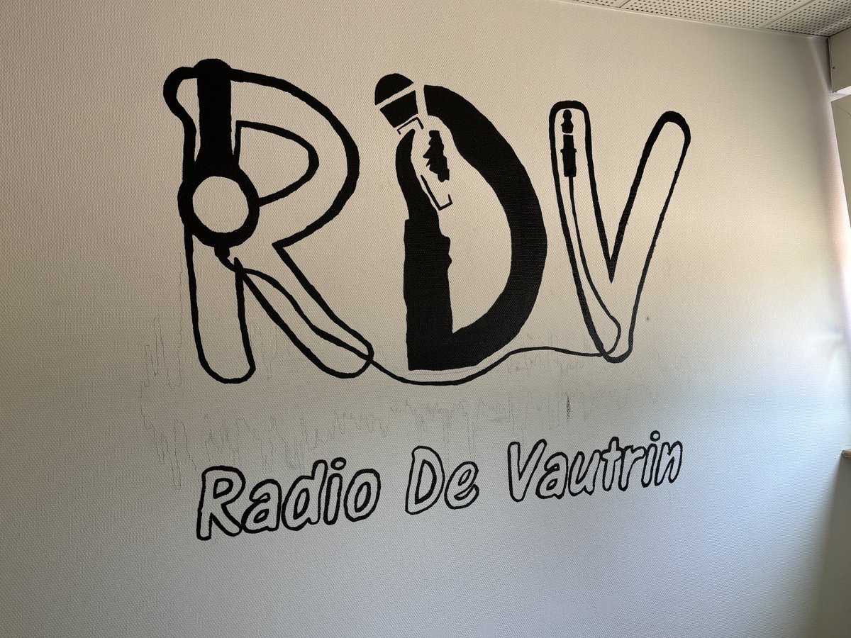 clgVautrinLud's tweet photo. La @RadioDeVautrin du collège @clgVautrinLud , ce n’est pas que du son ! 
L’équipe decore aussi son studio d’enregistrement. Le logo prend vie sur les murs !!!
On attend vos avis !!!
@Dsden88 @pf_mourier #TNE88
@dane_nancy_metz https://t.co/w6K842JVby