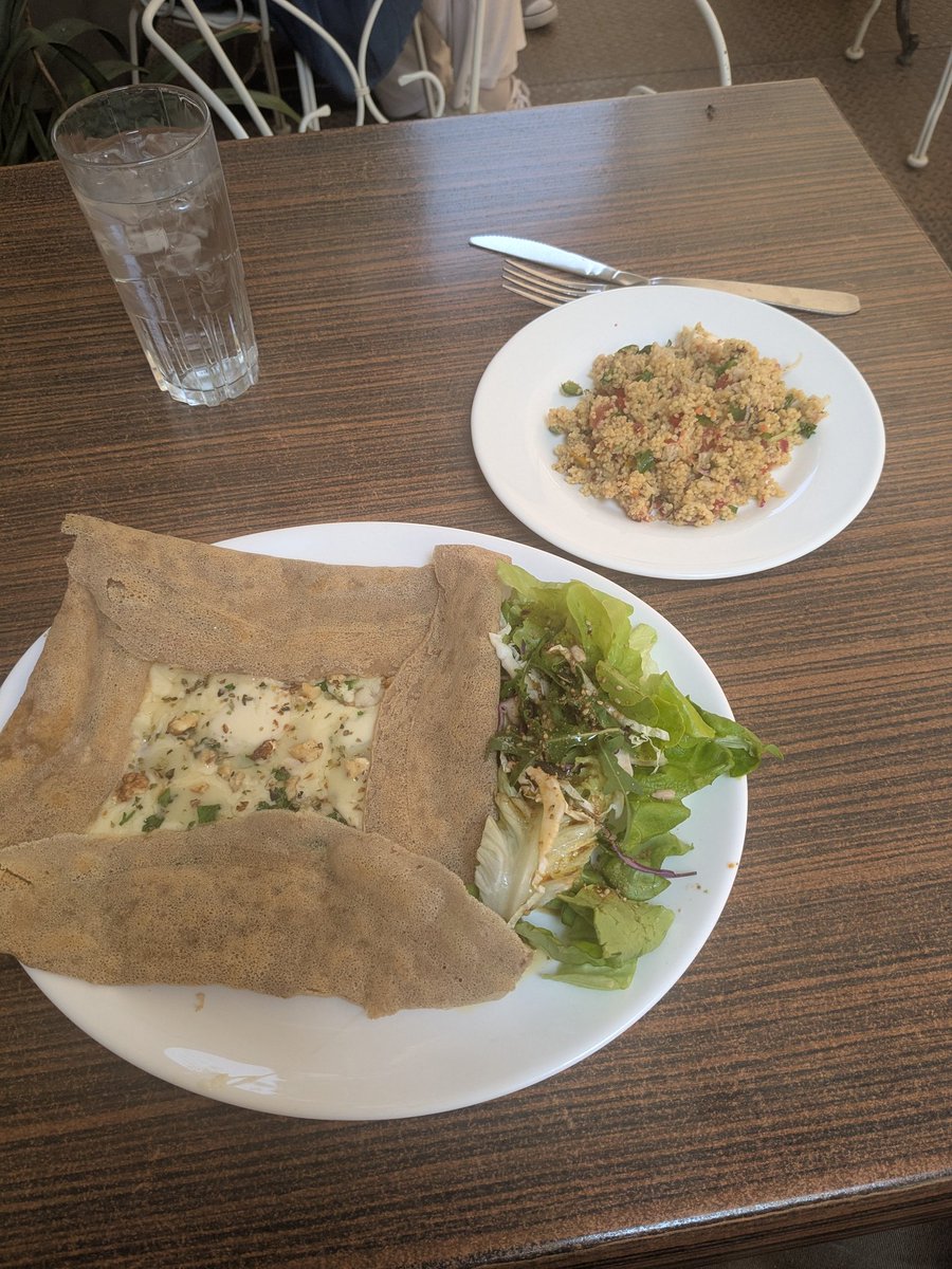 acciobomer's tweet image. Perks of working as a waitress : you eat for free