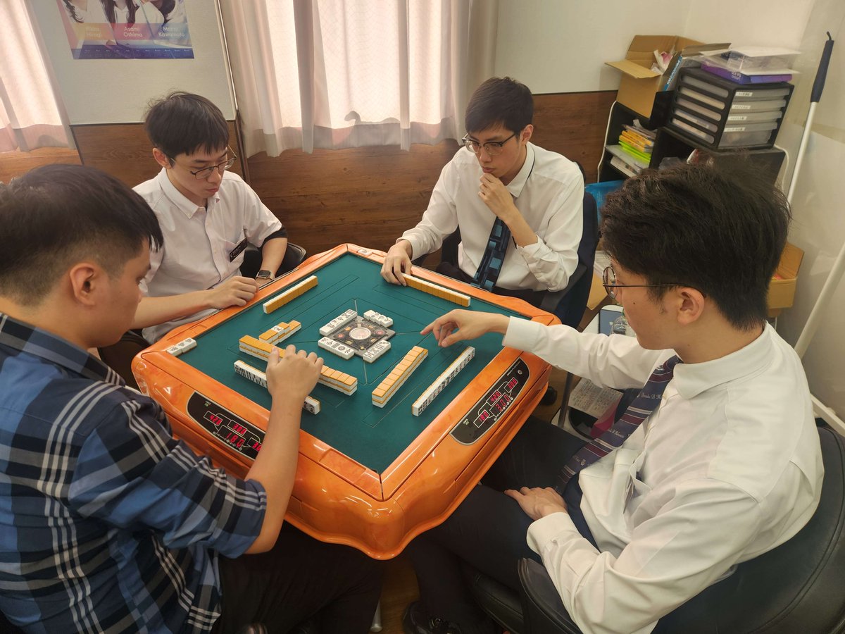 MahjongIsFun's tweet photo. [Recap] Moments from APRC 2025 (continued)

Even though we’re really close in real life, once we’re at the mahjong table - there are no brothers here 🤣

#麻雀 #Mahjong #Tokyo #Vietnam https://t.co/Z0PK7bPmLJ