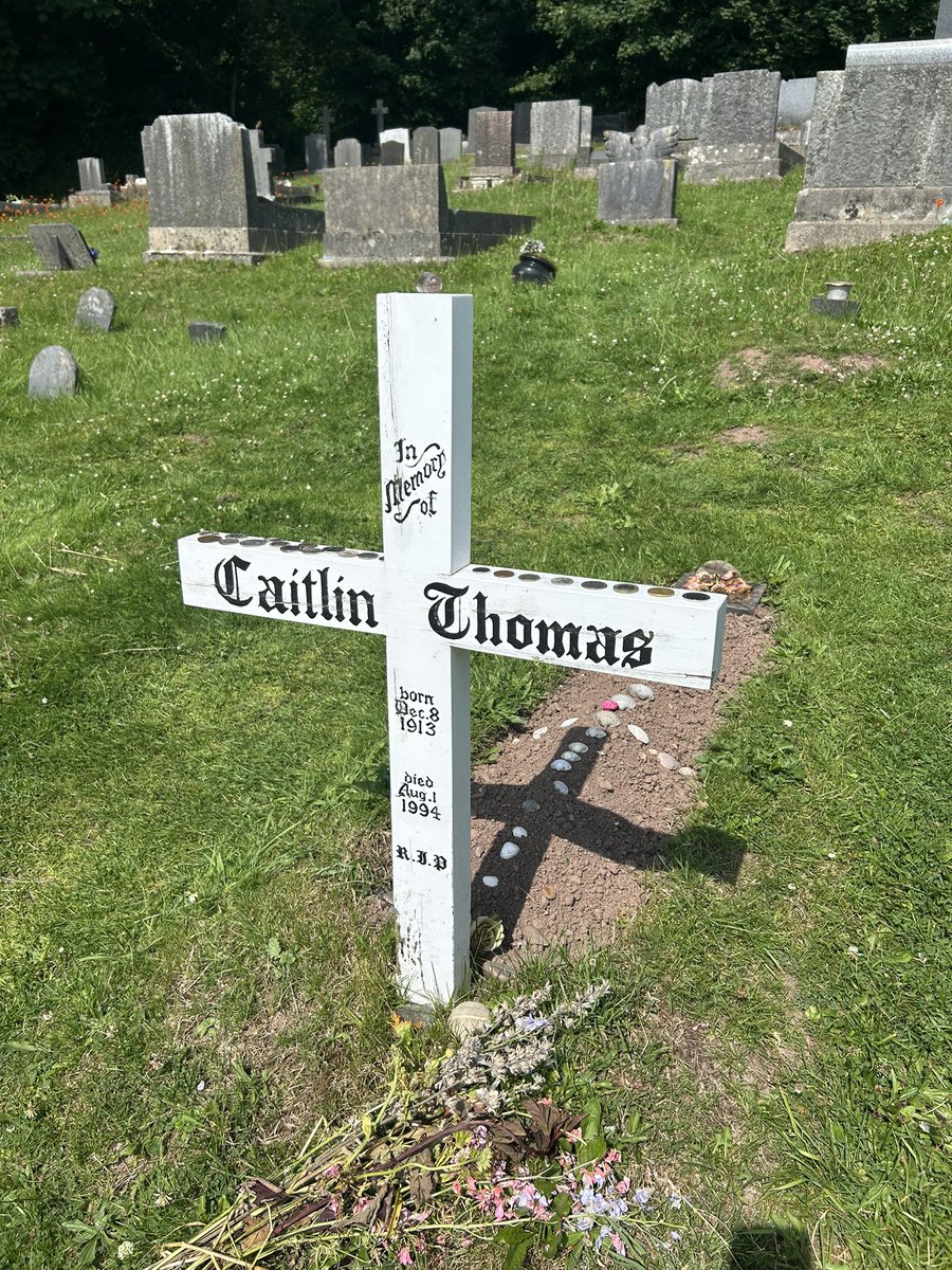LoveOfGates's tweet image. Today was all about one of Mrs G’s all time favourite writers. We appropriately finished with his grave through the #AllMetalMonday gate at St Martin’s in Laugharne #DylanThomas #gatesontour #lovegates