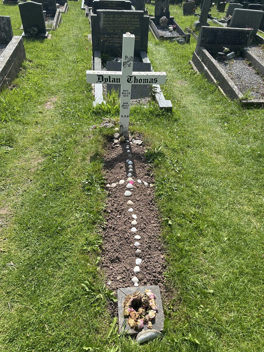 LoveOfGates's tweet image. Today was all about one of Mrs G’s all time favourite writers. We appropriately finished with his grave through the #AllMetalMonday gate at St Martin’s in Laugharne #DylanThomas #gatesontour #lovegates