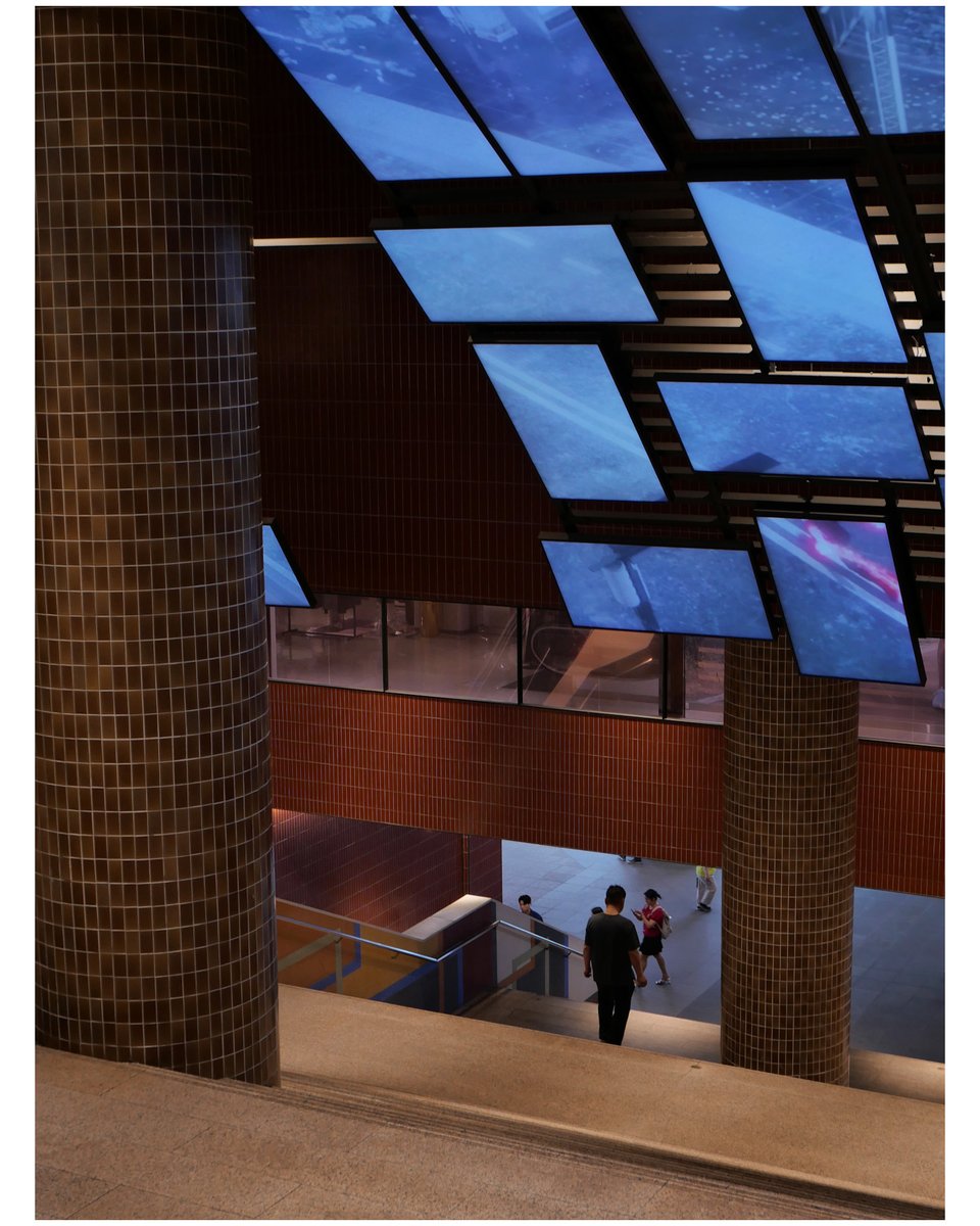 yeouiok's tweet image. 사진을 바라보다가
문득, 나 자신에게 질문이 돌아왔다.
10년 전에 이 사진을 봤다면
나는 어떤 생각을 했을까.
그동안 나는 얼마나 달라졌을까.

#사진과나 #dailysnap #Leica #라이카dlux8 #LeicaLooksSTD #seoul