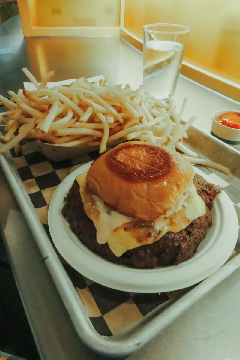 I watch a lot of misguided food TikTok’s but the one that sent me to Smish Smash was 100% correct. 🍔🍔🍔🍔🍔/5 

📍 maps.apple.com/place?address=…