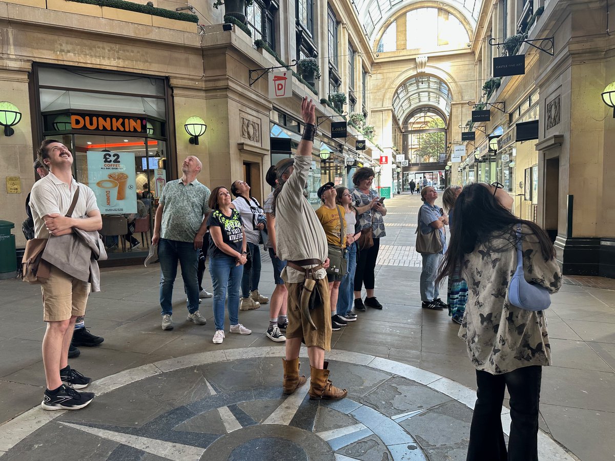 EzekialBone's tweet image. Get the low down on the street🏹#Robinhood Town Tour is a sure fire winner with families 🎯 Tour Sat 5 July starts 2pm @CrossKeysNottm, ends with finest ales @Yeoldetripnott 🍻 Next tour 19 July 😉@VisitNotts @VisitNotts @StMarysNotts @NottinghamTIC. Raise the rabble. Join us! 🏹